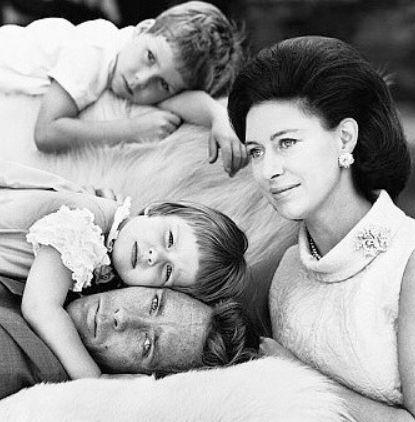 玛格丽特公主30岁,下嫁摄影师,婚礼上她对女王行屈膝礼让人感动